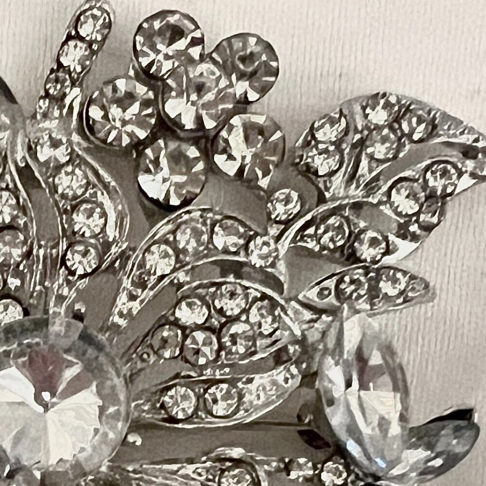 🧷Vintage Large Crystal and Rhinestone Floral Brooch - Silver - Picture 5 of 6